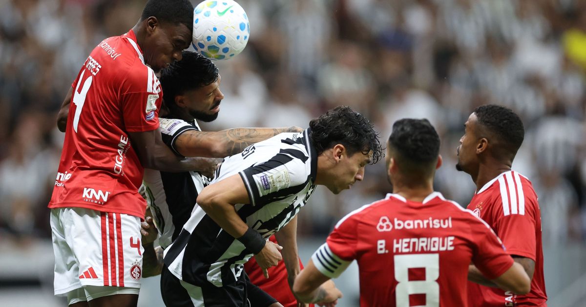 Botafogo cede empate ao Internacional em jogo com reviravoltas em Brasília