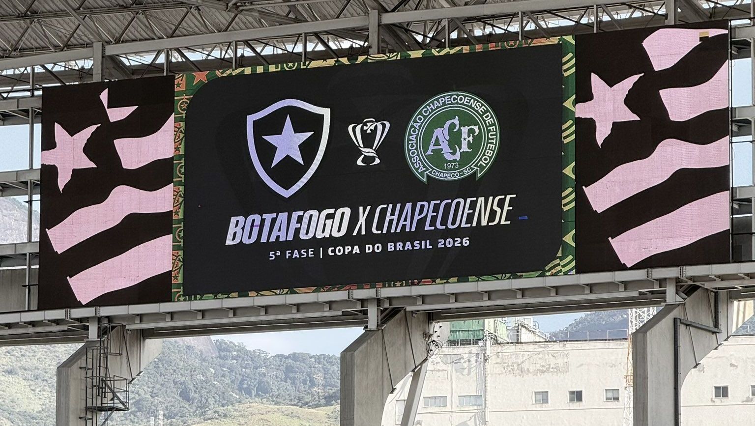 Placar do Nilton Santos antes do duelo entre Botafogo e Chapecoense pela Copa do Brasil