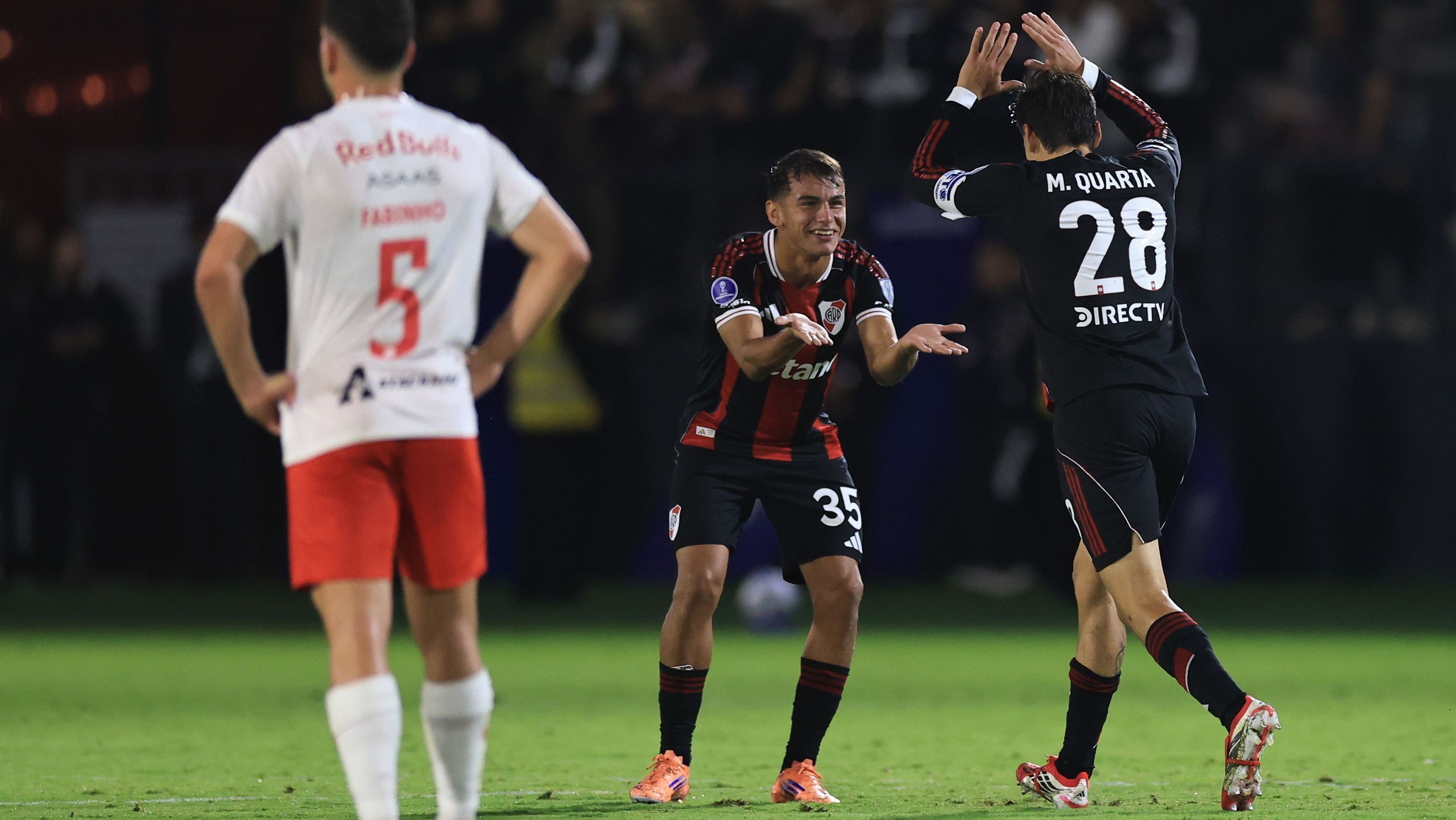 Jogadores do River Plate comemoram gol contra o RB Bragantino