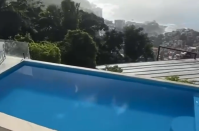 Vista privilegiada: alvo de operação no RJ estava em casa com piscina; veja