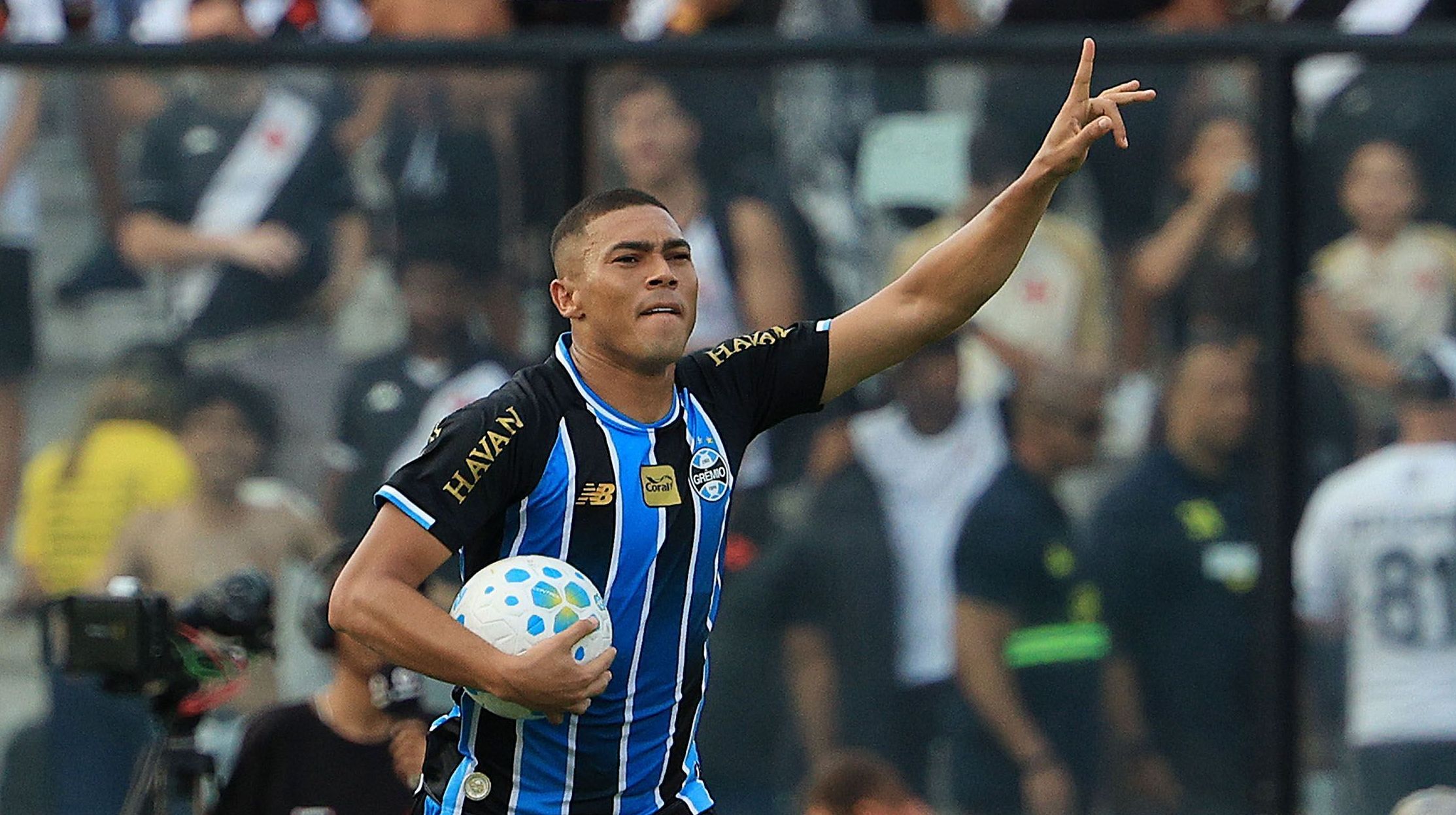 Carlos Vinícius comemora gol pelo Grêmio contra o Vasco