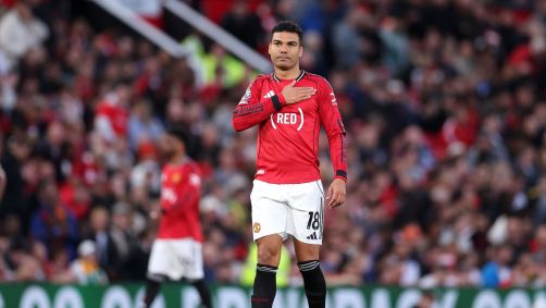 Casemiro marca, United vence Brentford e encaminha volta à Champions