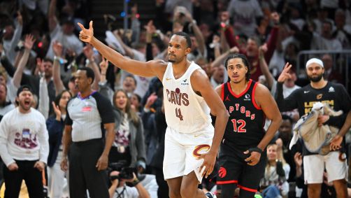 Evan Mobley comemora cesta dos Cavaliers em vitória contra Raptors