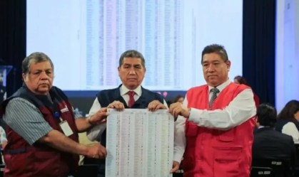 Cédula para eleição presidencial do Peru de 2026 mede mais de 42 centímetros de largura, mais de 40 centímetros de comprimento e possui cinco colunas
