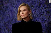 Charlize Theron alfineta Chalamet e diz que IA fará seu trabalho em 10 anos
