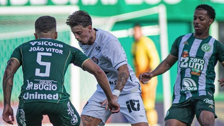 Com um a menos, Vitória busca empate com a Chapecoense no Brasileirão