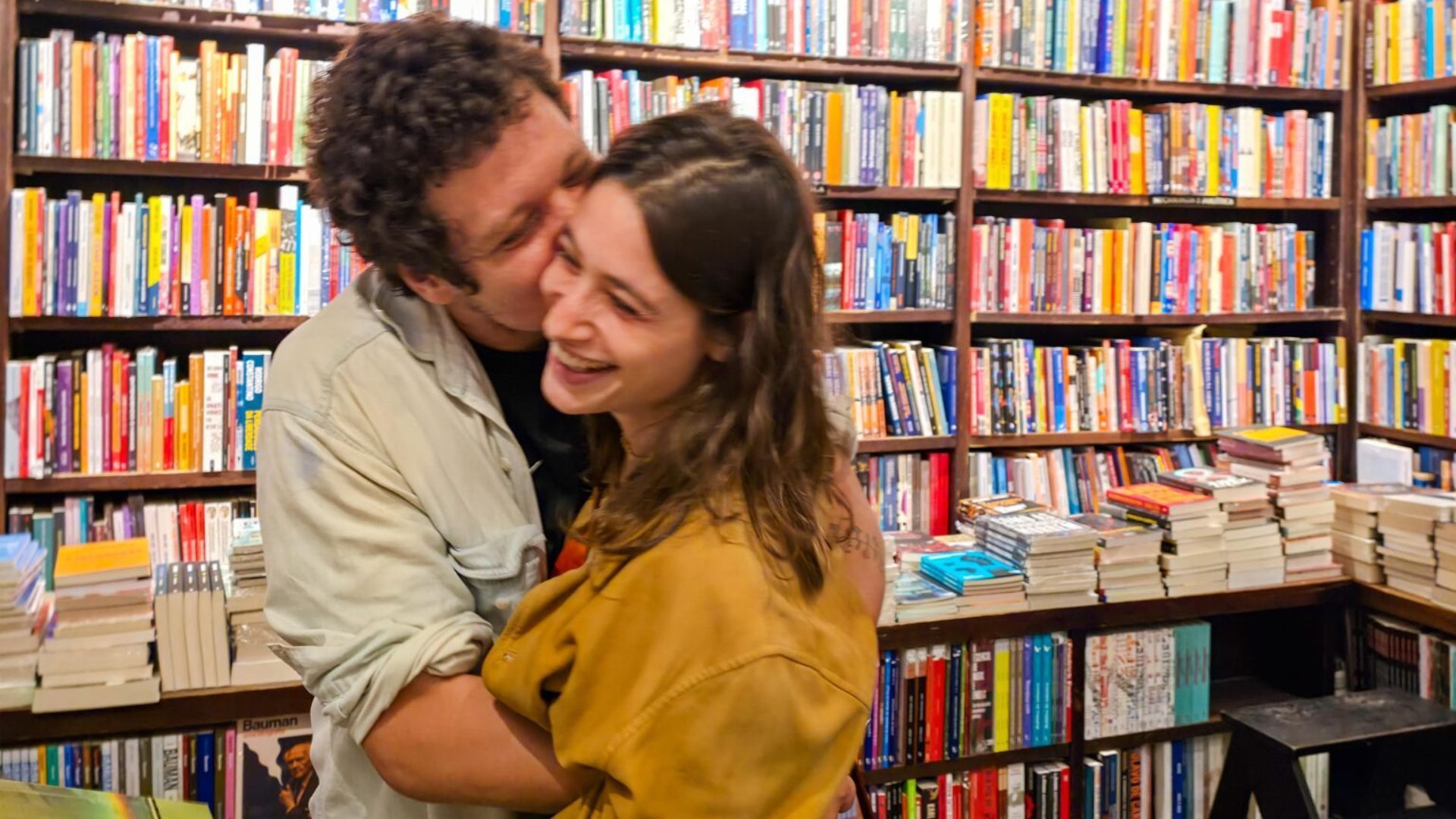 Chico Chico e Luisa Arraes em sessão de autógrafos • Dan Delmiro/AgNews