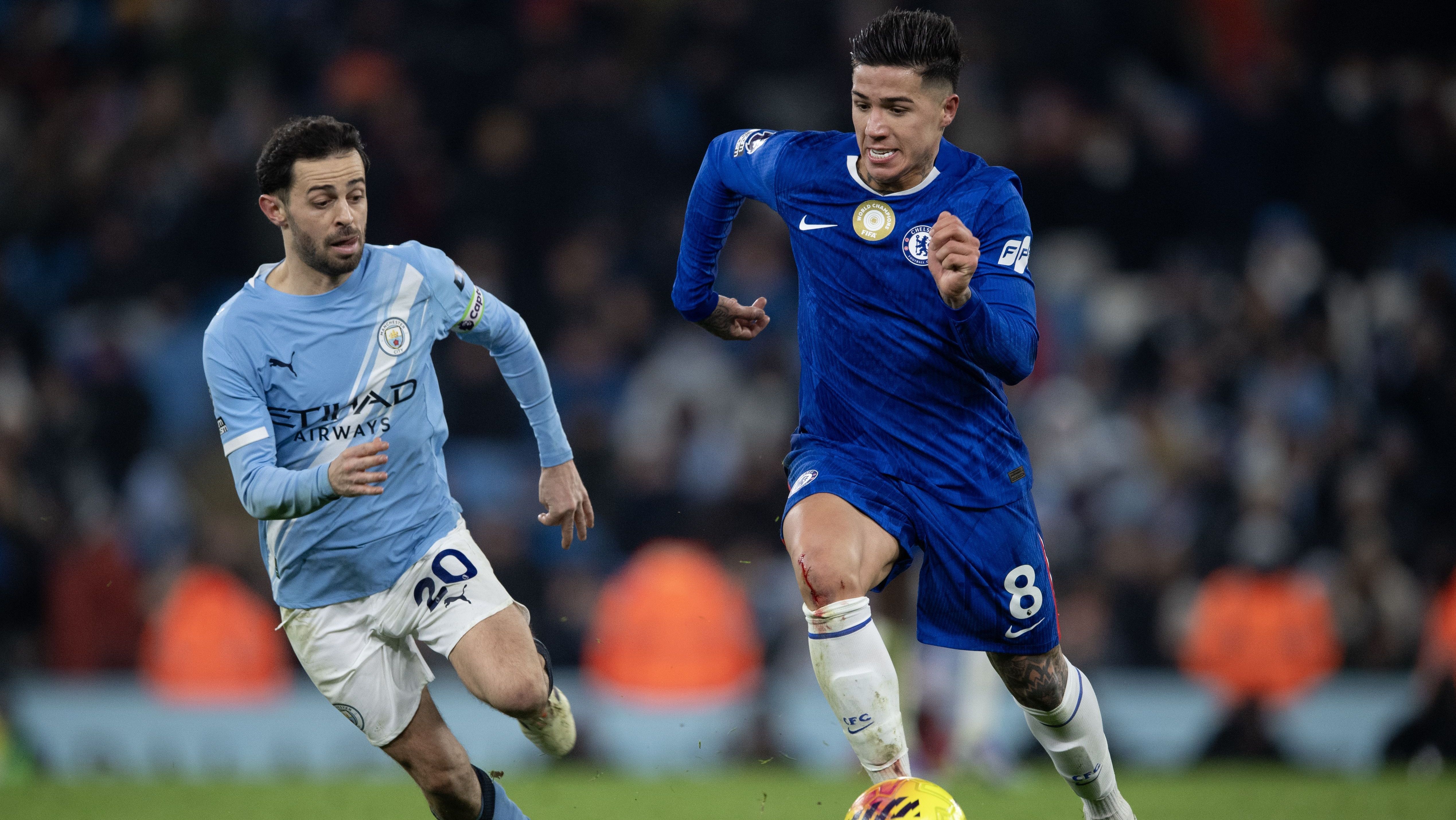 Enzo Fernandez e Bernardo Silva disputam bola em jogo do primeiro turno da Premier League