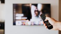 Dispositivo transforma televisões desatualizadas em Smart; veja como usar
