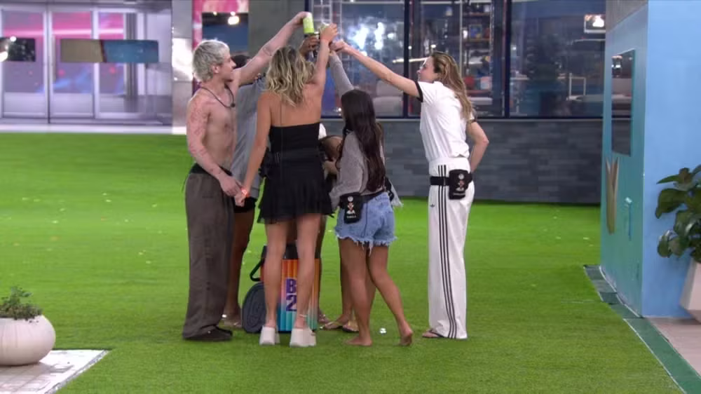 Imagem de destaque do post: BBB 26: participantes do Top 9 recebem primeiro cooler da temporada