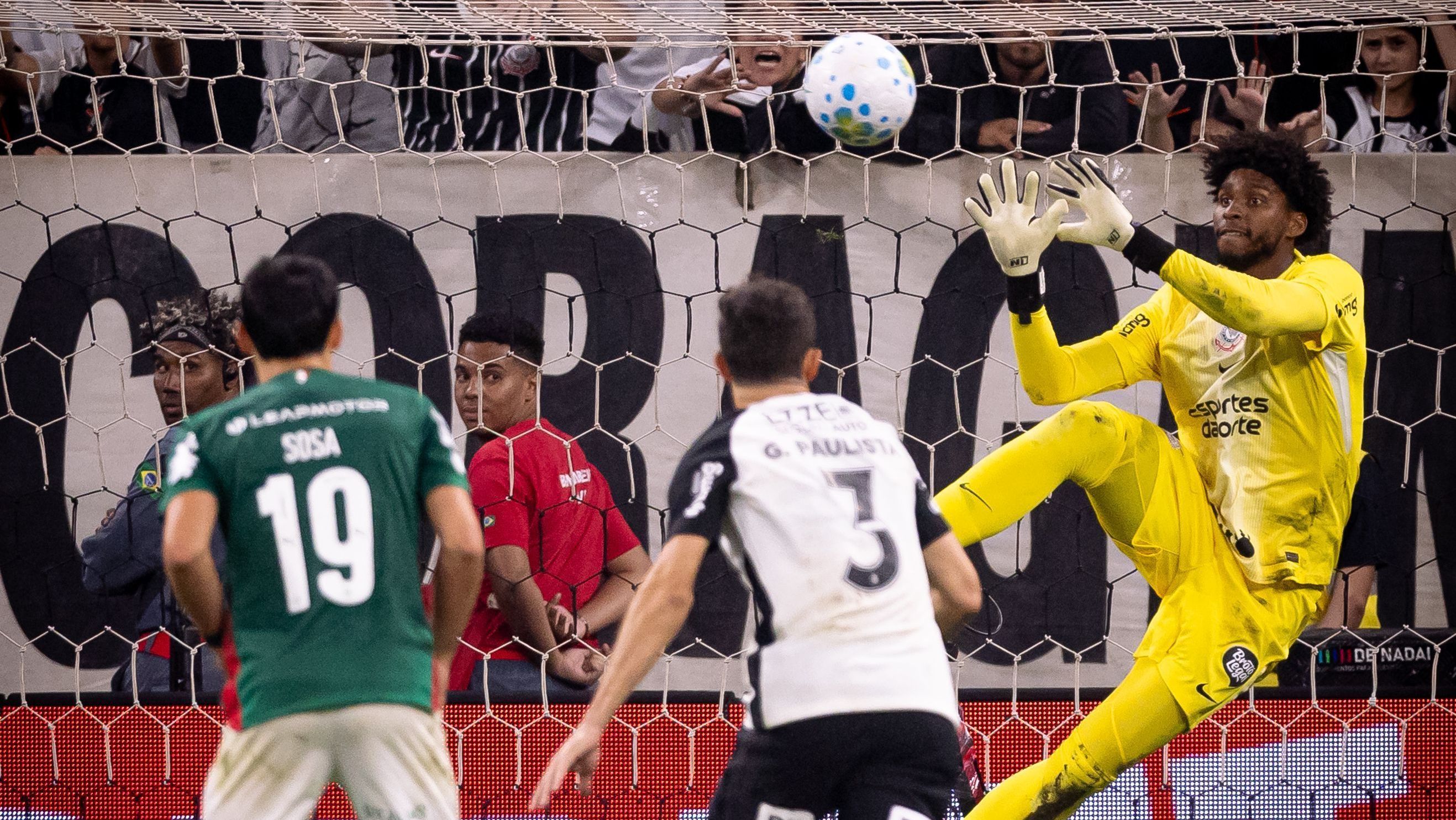 O corintiano Hugo Souza defende chute de adversário do Palmeiras no Dérbi pelo Brasileiro
