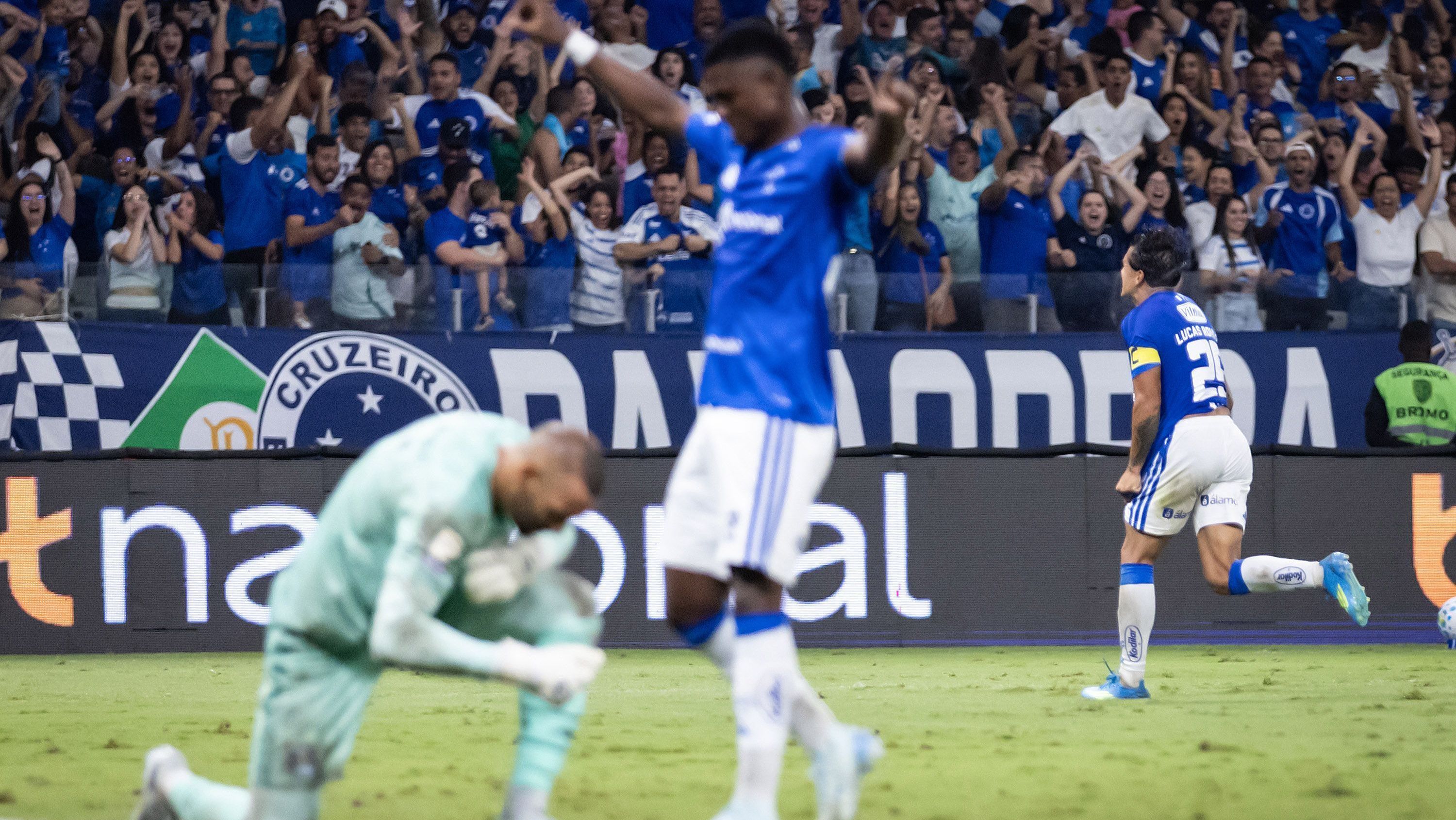 Comemoração de Lucas Romero na vitória do Cruzeiro sobre o Grêmio