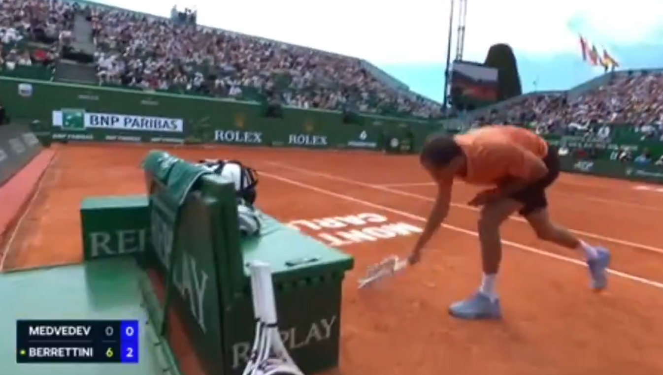 Daniil Medvedev quebra a raquete durante derrota em Monte Carlo