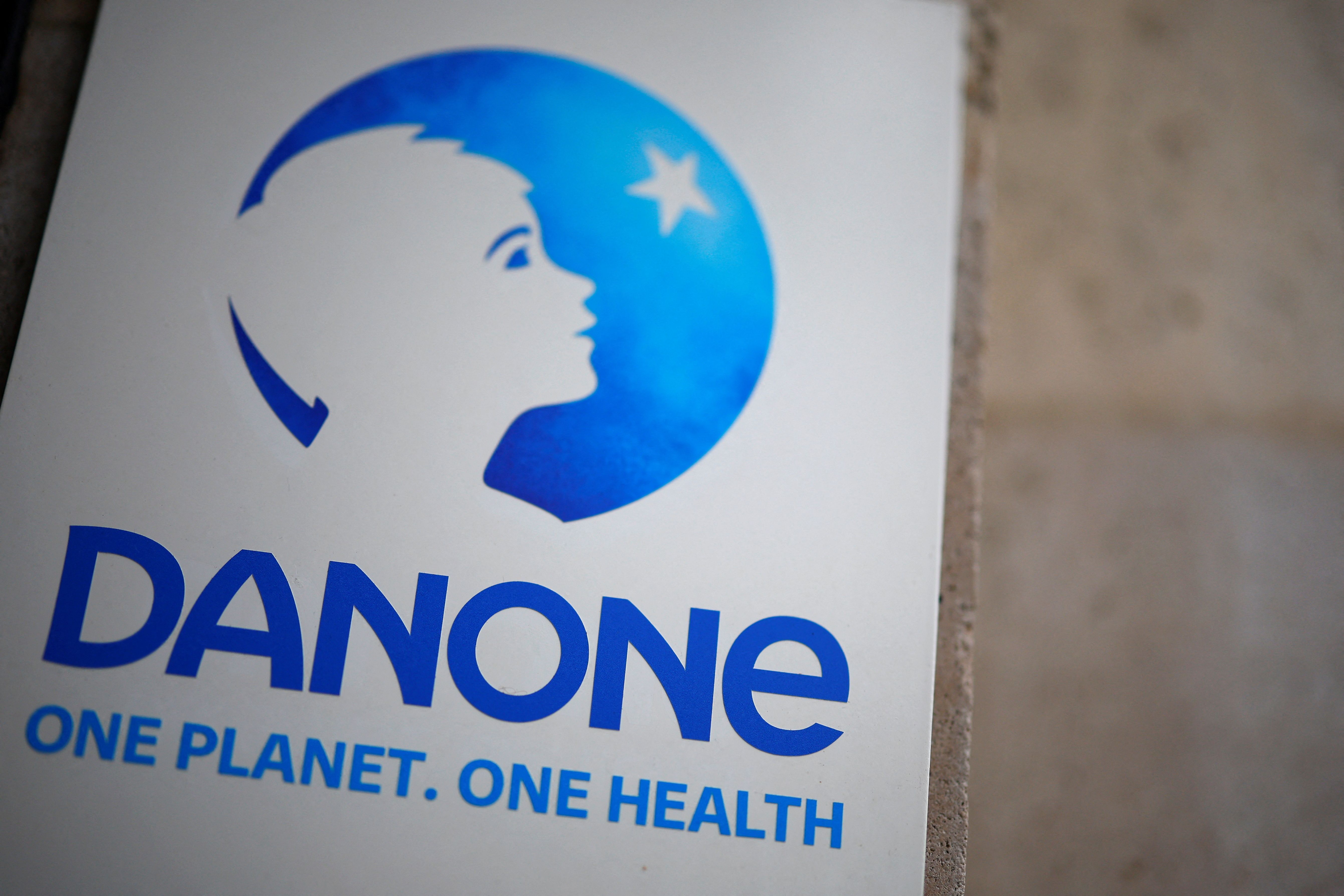 Logo da Danone na sede da empresa em Paris em 5 de fevereiro de 2024