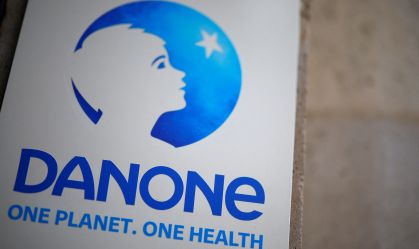 Logo da Danone na sede da empresa em Paris em 5 de fevereiro de 2024