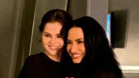 Selena Gomez prestigia abertura da turnê de Demi Lovato: "Estou em prantos"