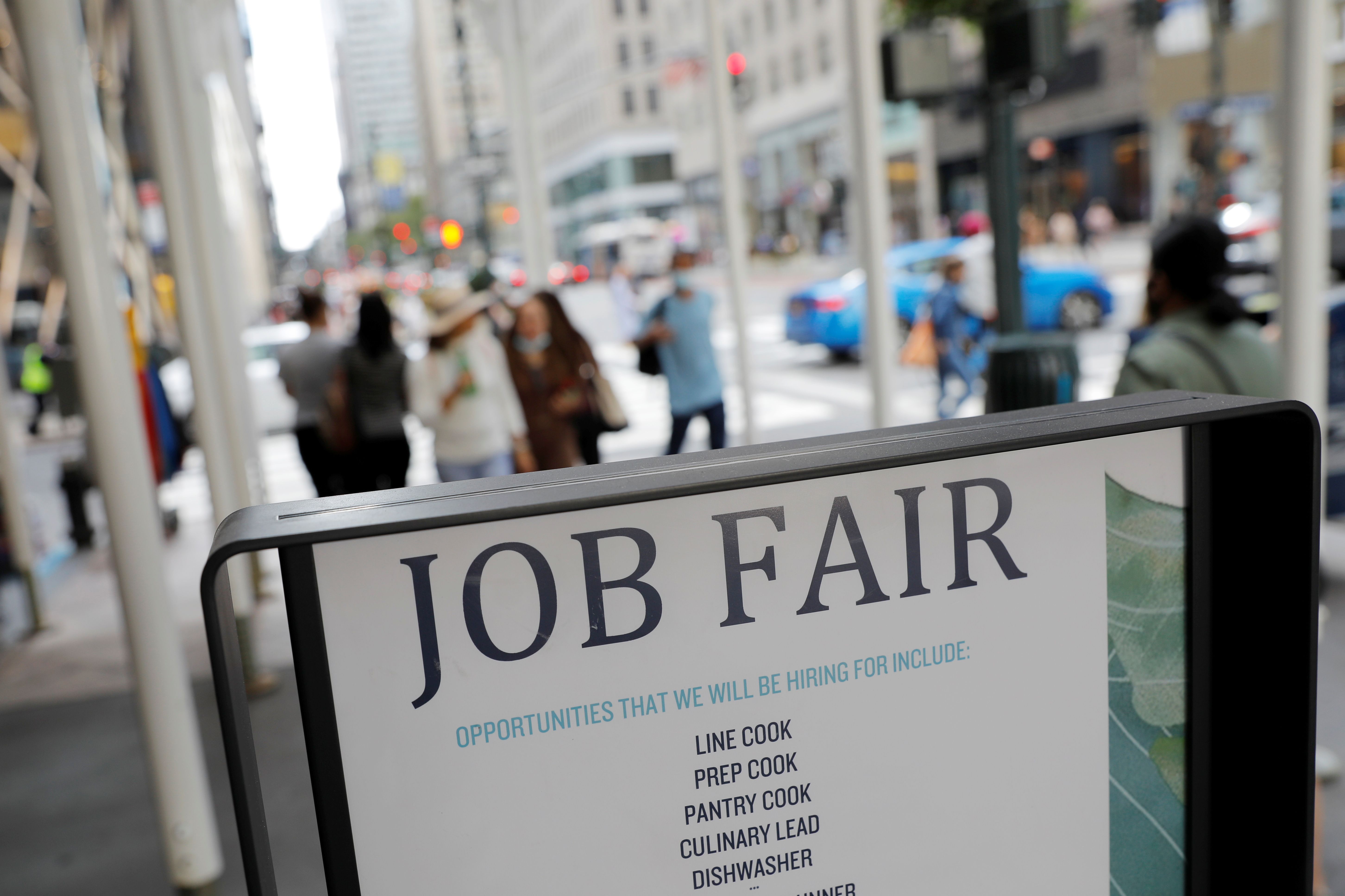 Placa de sinalização de uma feira de empregos na 5ª Avenida, em Nova York, em 3 de setembro de 2021