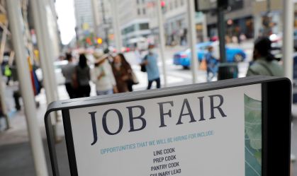 Placa de sinalização de uma feira de empregos na 5ª Avenida, em Nova York, em 3 de setembro de 2021