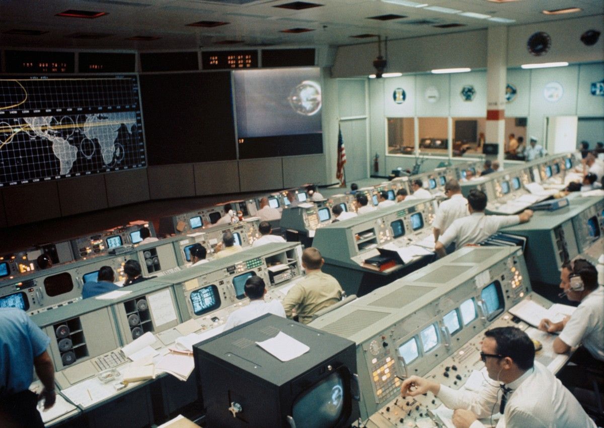 Vista geral da Sala de Controle de Operações da Missão no Centro de Controle da Missão, Edifício 30, no primeiro dia da missão Apollo 10 em órbita lunar • Nasa