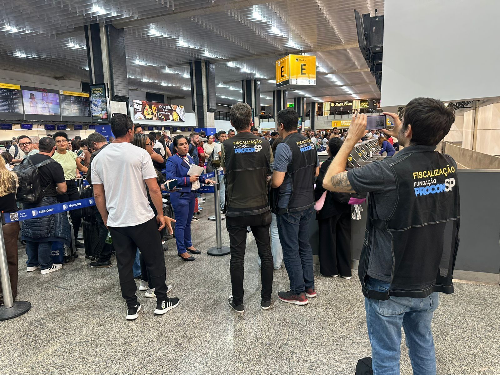 Agentes de fiscalização do Procon-SP atuam no aeroporto • CNN Brasil