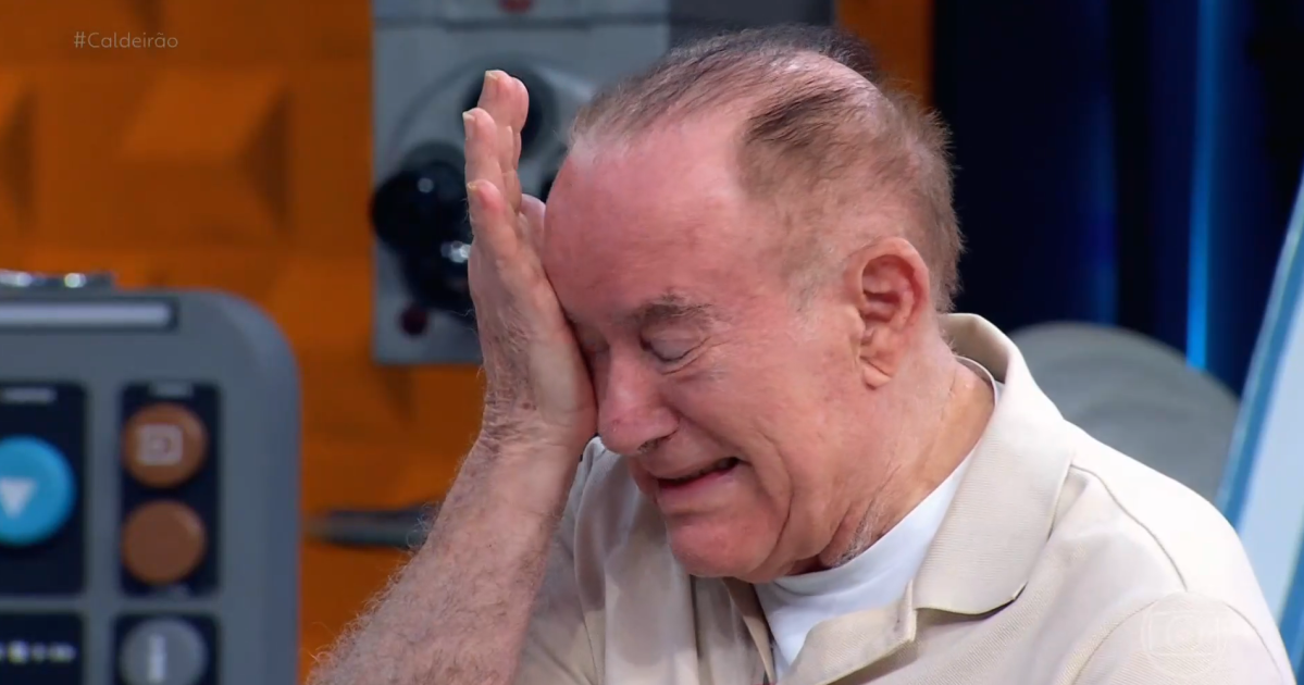 Longe da TV, Renato Aragão cai no choro com homenagem