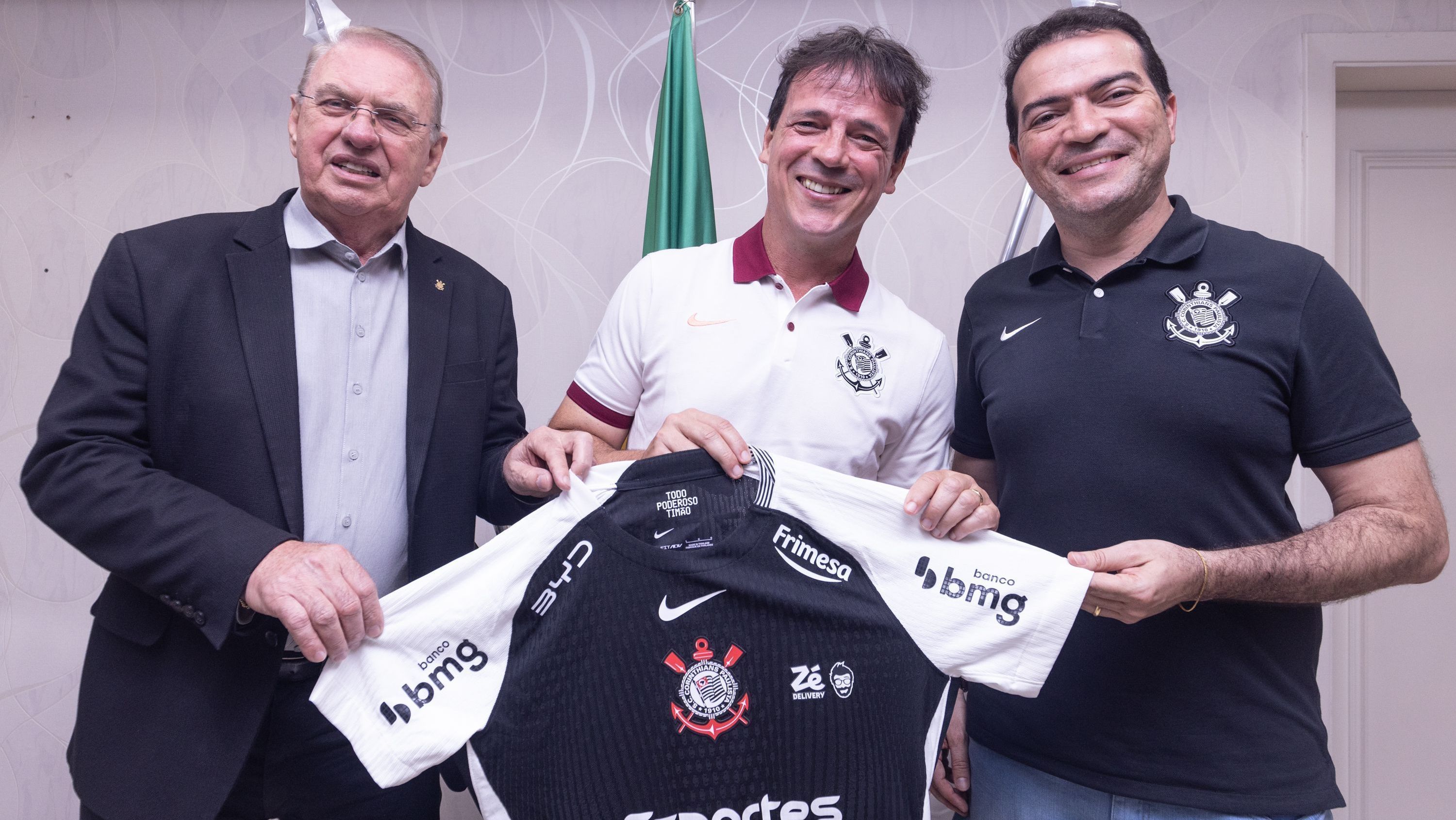 Fernando Diniz entre Osmar Stábile, presidente do Corinthians, e Marcelo Paz, executivo de futebol do clube