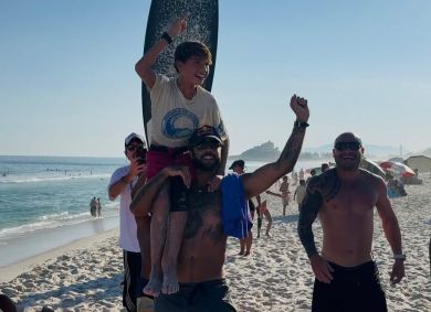 Filho de Pedro Scooby publica foto com pai e o agradece após vencer torneio de surfe