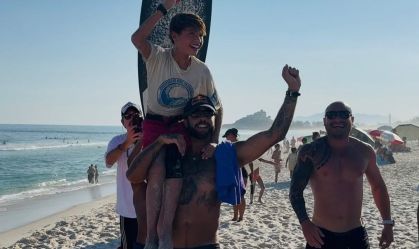 Filho de Pedro Scooby publica foto com pai e o agradece após vencer torneio de surfe