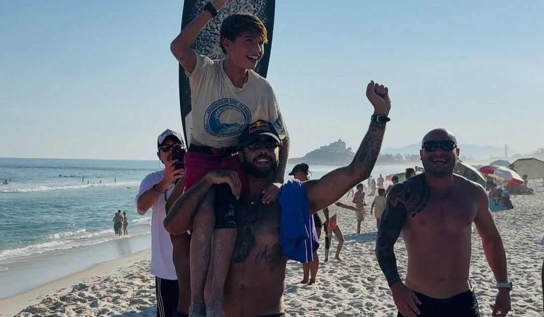 Filho de Pedro Scooby vence 1º torneio de surfe e recebe elogio de Medina