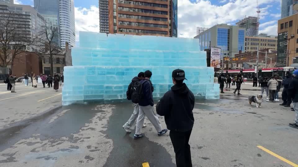 Drake deixou uma escultura de gelo no meio de Toronto para divulgar seu novo álbum