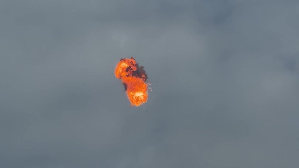 Imagens capturadas neste sábado (25) mostram o momento em que um drone russo foi abatido durante um ataque russo mortal à cidade ucraniana de Dnipro.