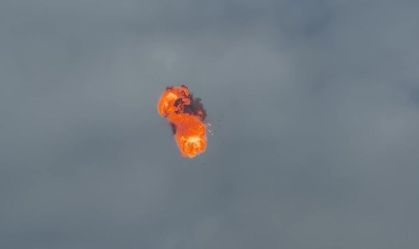 Imagens capturadas neste sábado (25) mostram o momento em que um drone russo foi abatido durante um ataque russo mortal à cidade ucraniana de Dnipro.