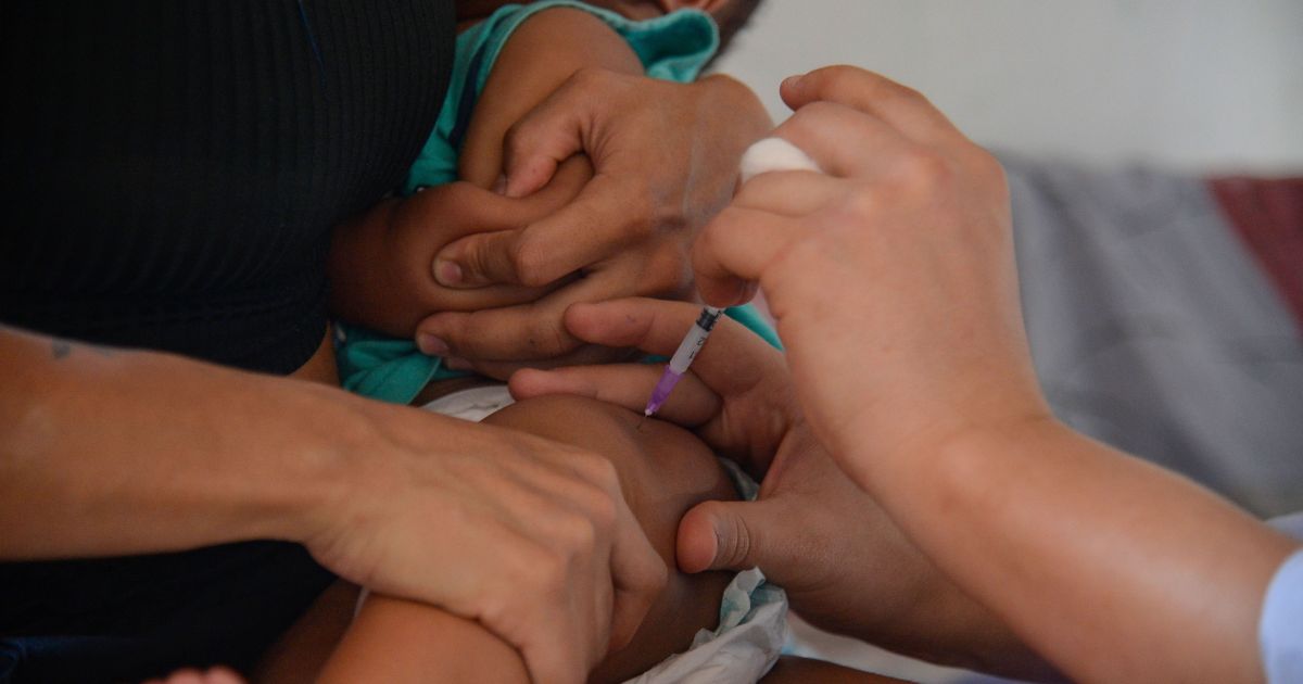 Vacina contra meningite B em bebês não é incorporada ao SUS; entenda