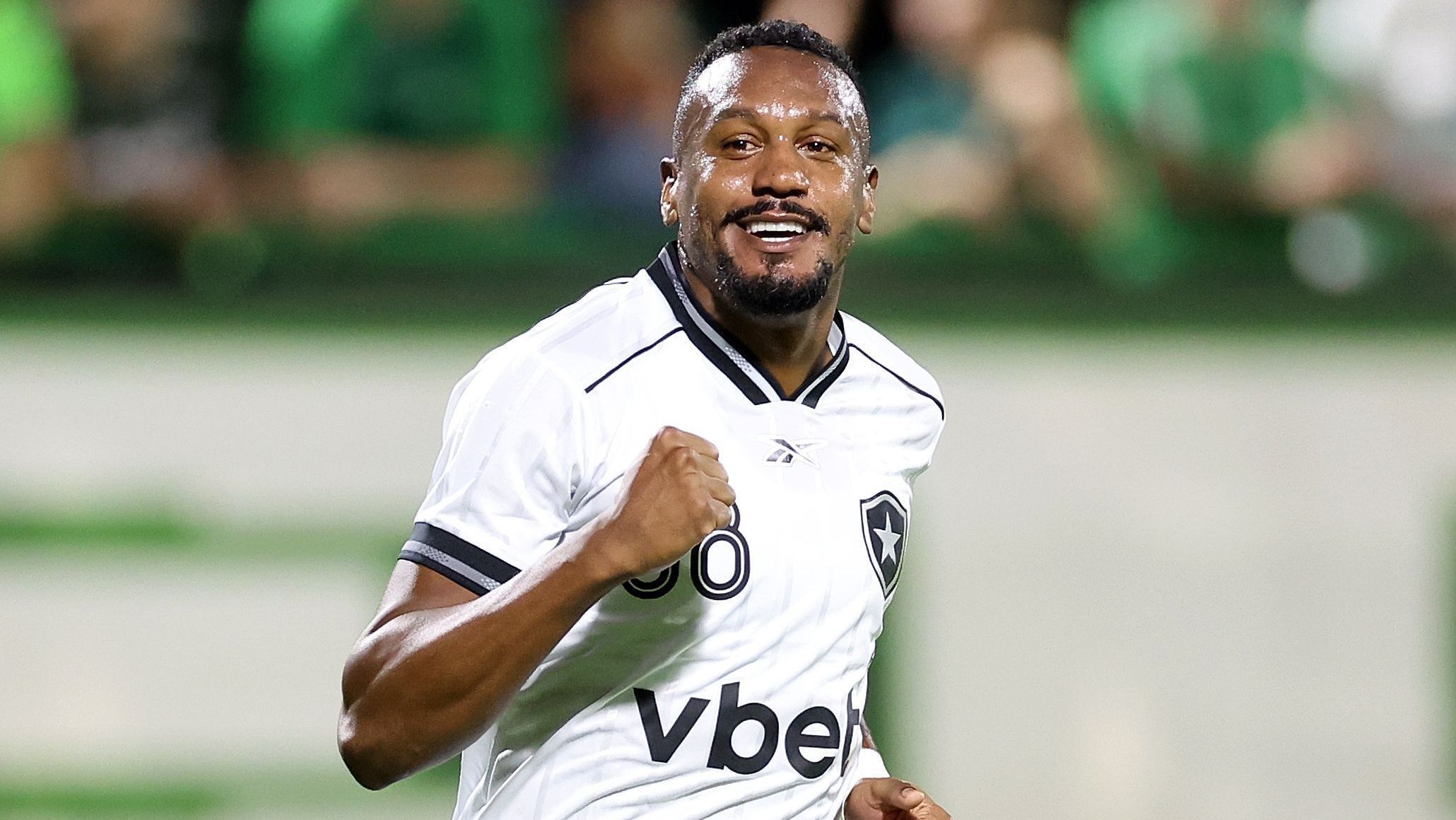 Edenilson celebra um de seus gols na vitória do Botafogo sobre a Chapecoense pelo Brasileirão