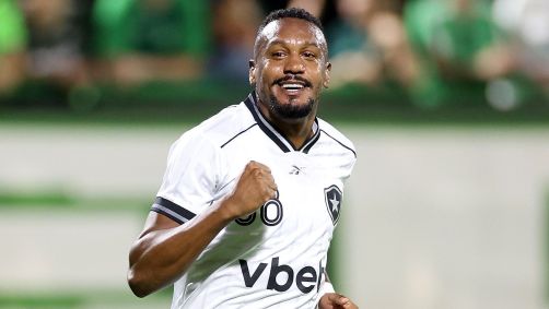 Edenilson celebra um de seus gols na vitória do Botafogo sobre a Chapecoense pelo Brasileirão