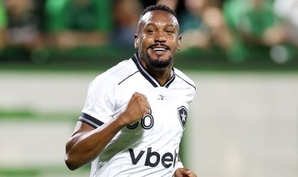 Edenilson celebra um de seus gols na vitória do Botafogo sobre a Chapecoense pelo Brasileirão