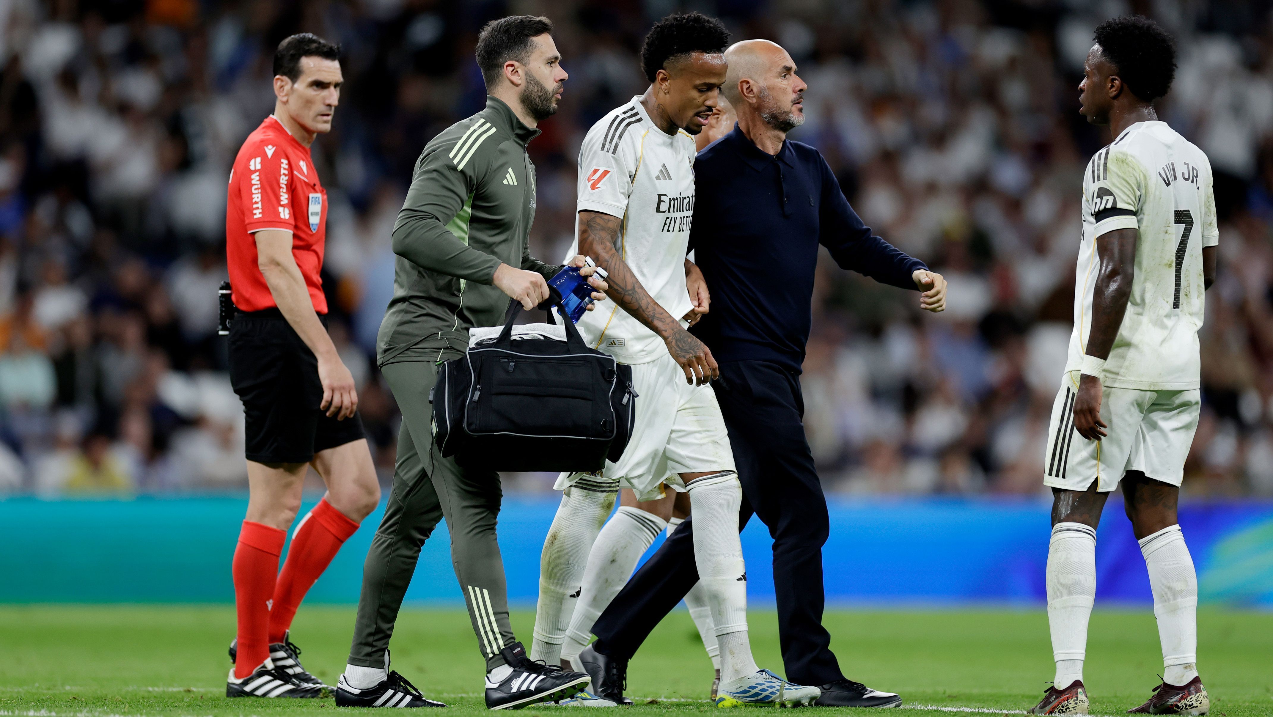 Eder Militão deixa o campo machucado na vitória do Real Madrid sobre o Alavés