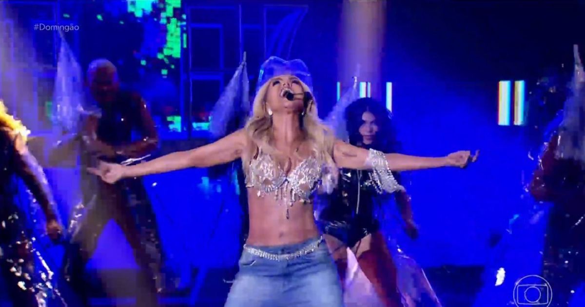 Eliana dá show e se molha no palco como Britney Spears; confira vídeos