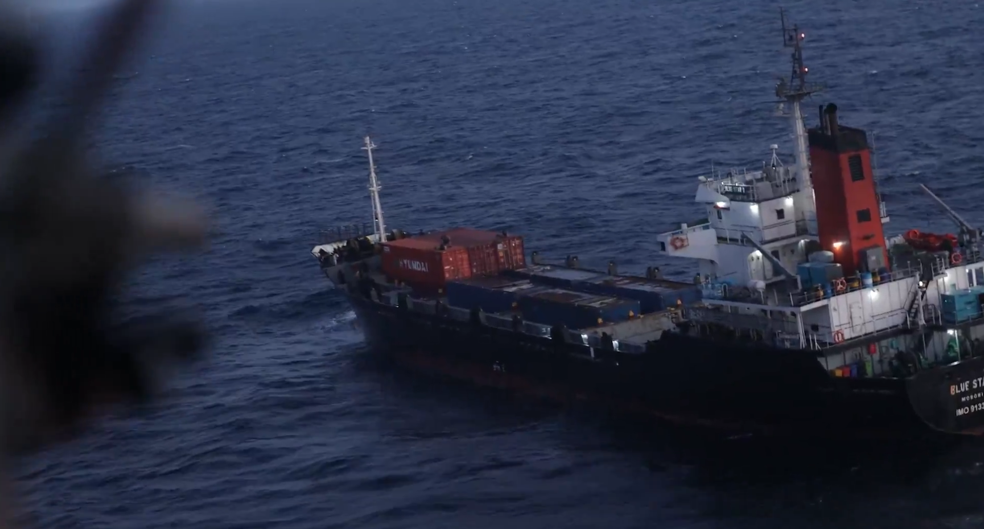 EUA apreendem e liberam navio no Mar Arábico por suspeita de viagem ao Irã