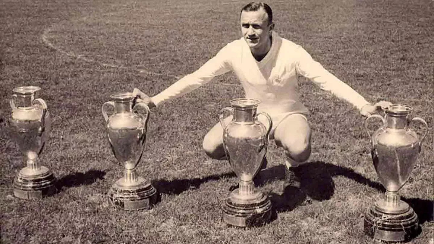 Emilio Santamaría com as quatro Copas da Europa conquistadas pelo Real Madrid