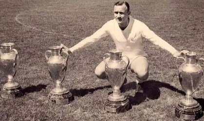 Emilio Santamaría com as quatro Copas da Europa conquistadas pelo Real Madrid