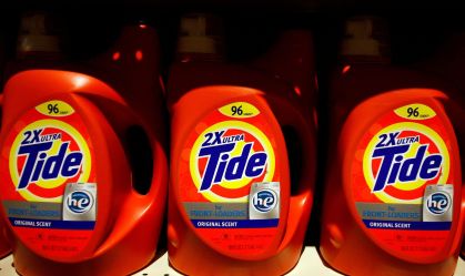 Detergente Tide, um produto da Procter & Gamble (P&G), exibido em uma prateleira de uma loja em Tempe, Arizona, em 29 de outubro de 2009