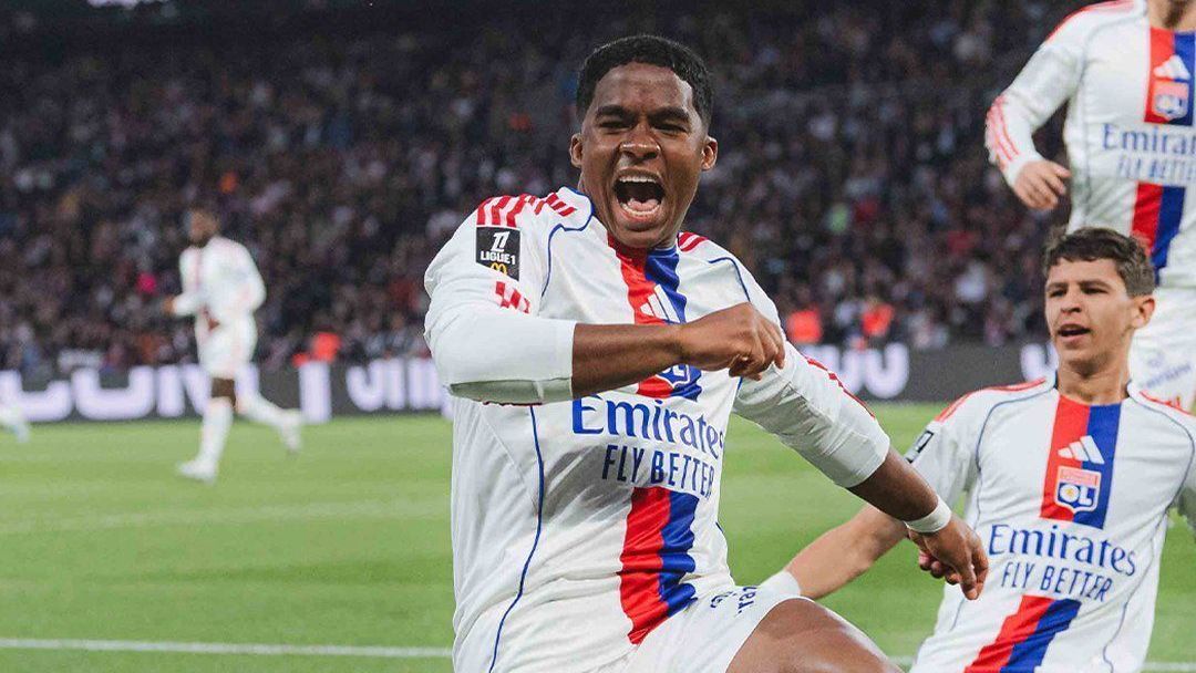 Endrick celebra gol pelo Lyon no Campeonato Francês