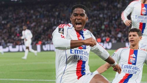 Endrick celebra gol pelo Lyon no Campeonato Francês