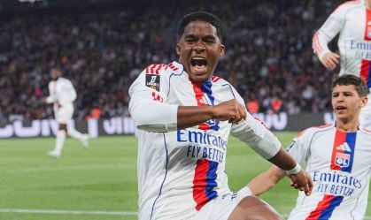 Endrick celebra gol pelo Lyon no Campeonato Francês
