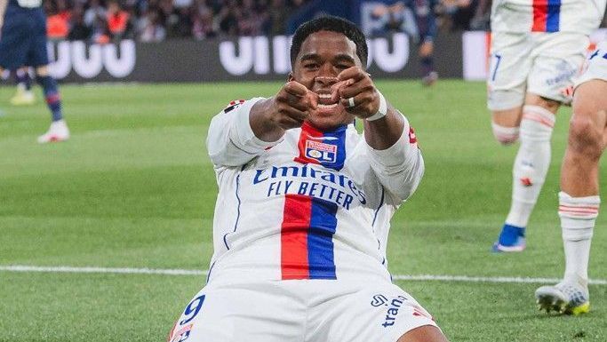 Endrick celebra seu gol marcado na vitória do Lyon sobre o PSG pela Ligue 1