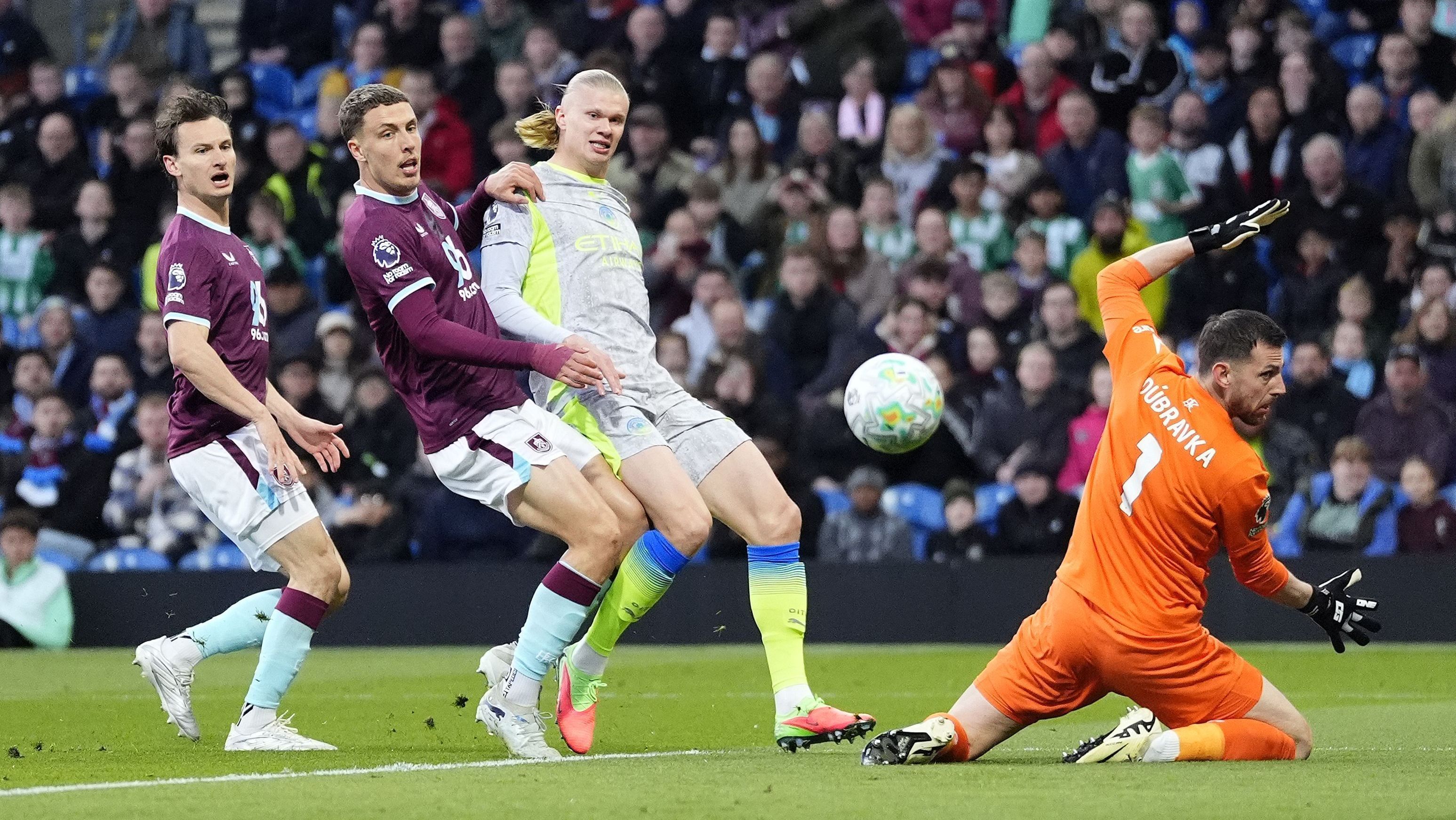 Haaland bate na saída do goleiro Dúbravka, do Burnley