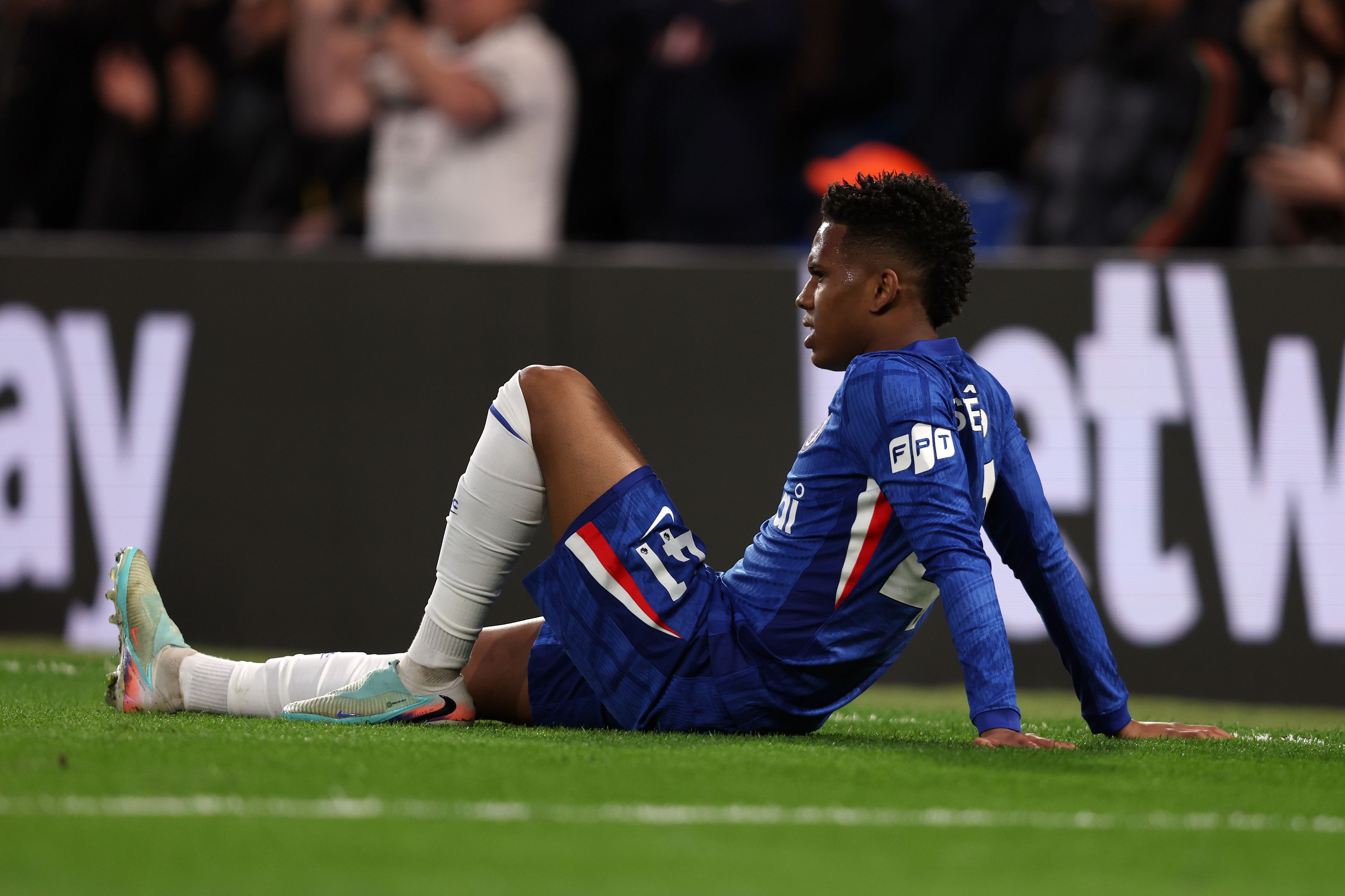 Estêvão fica no gramado aguardando atendimento após lesão no duelo entre Chelsea e Manchester United
