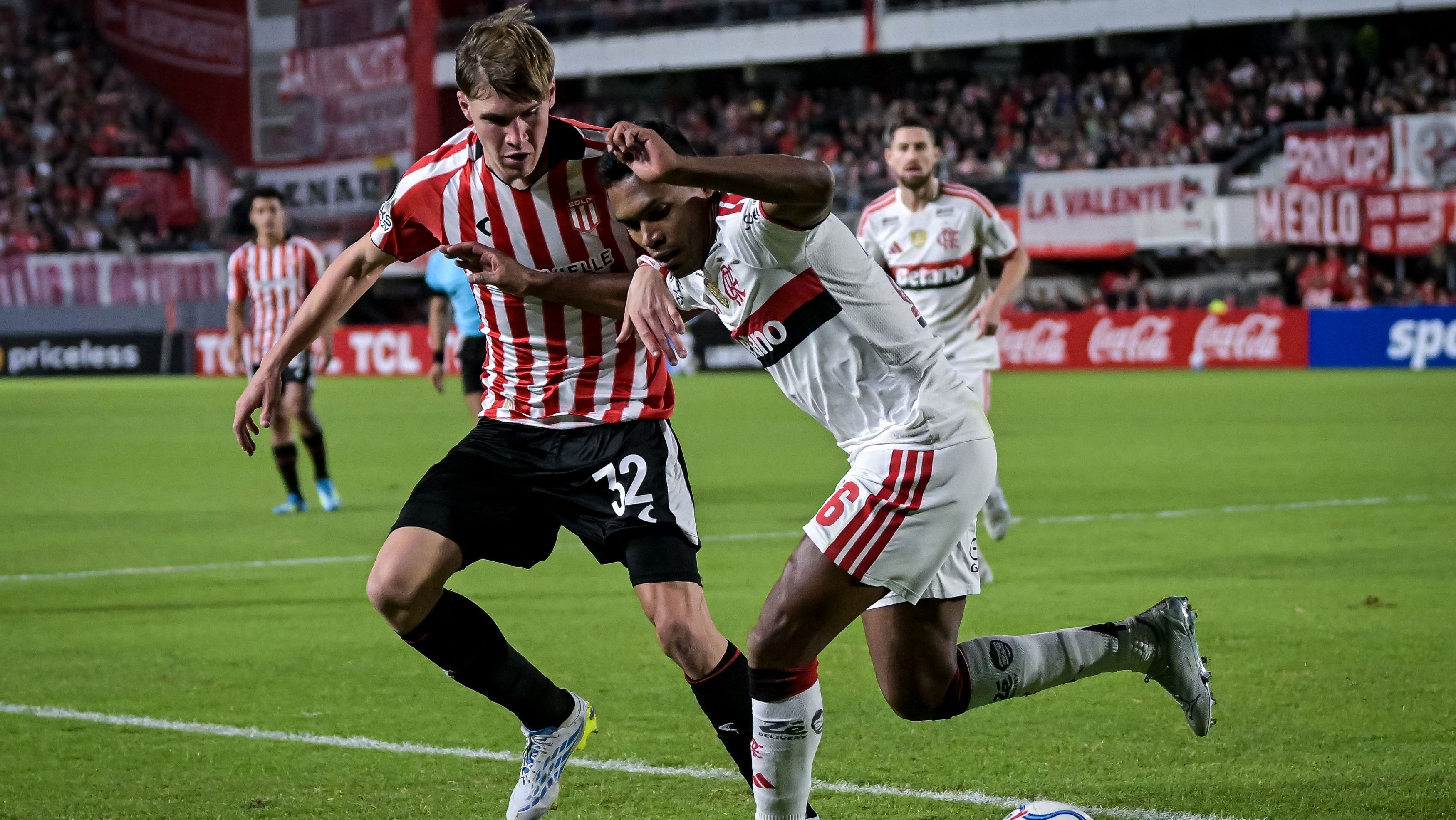 Lance de Estudiantes x Flamengo pela Libertadores