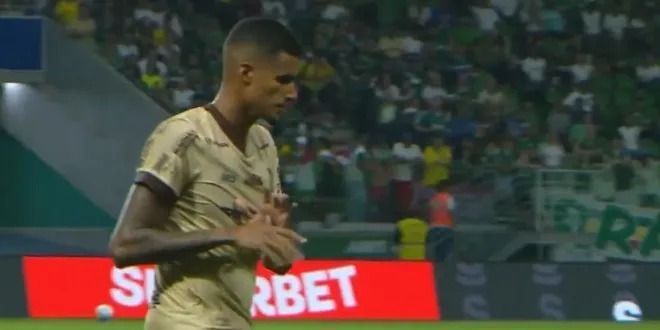 Talisca, zagueiro do Jacuipense, faz sinal de roubo após ser expulso em jogo contra o Palmeiras